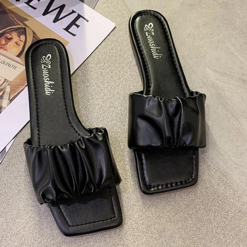 Женские плоские шлепанцы, лето 2024, стильные сандалии с квадратной головкой и складками для женщин, повседневные шлепанцы, однотонная обувь, мода
