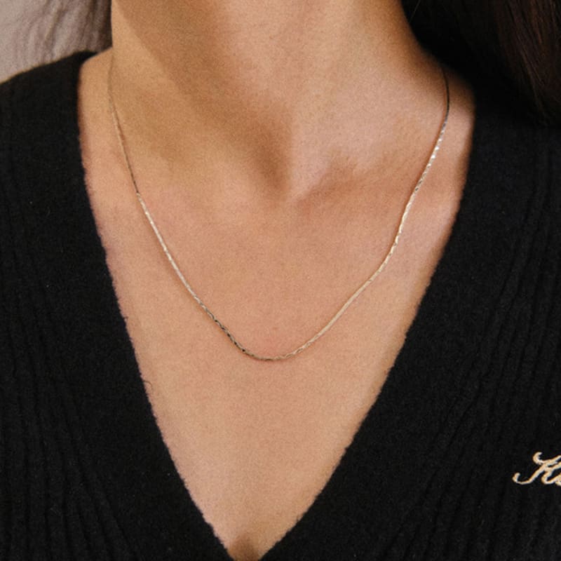 SEWNSWEN TRIANGLE SNAKE CHAIN NECKLACE