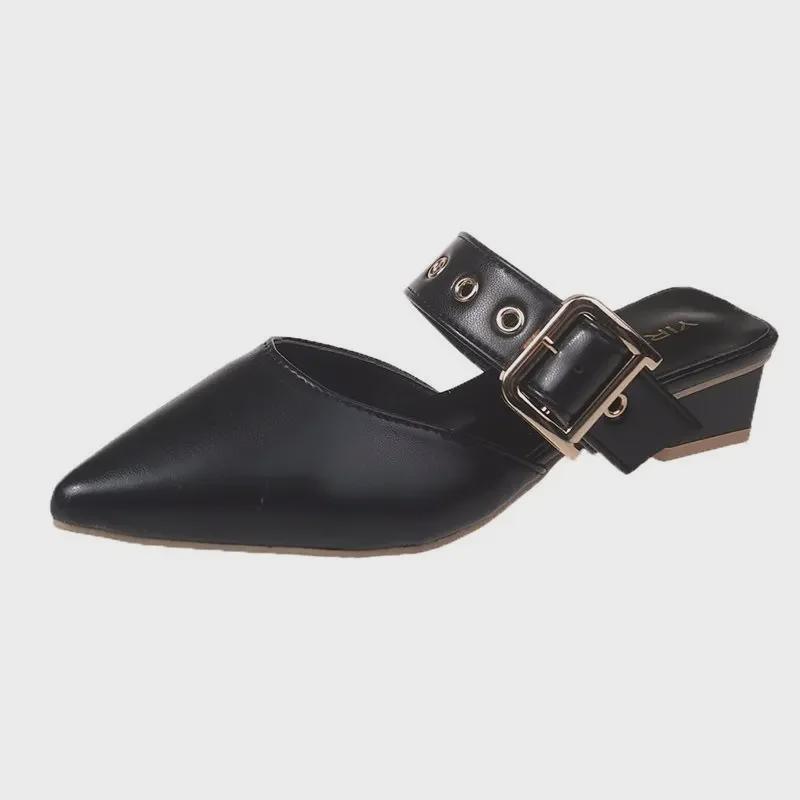 Женские закрытые босоножки-мюли с заклепками и острым носком — толстый каблук, стильные и универсальные тапочки для верхней одежды.