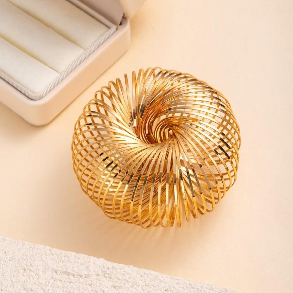 Zinc Zinc Alloy Geometric Bracelet Round Shape Coil Cuff Bracelet Bold Retractable Bangle Party Wear
