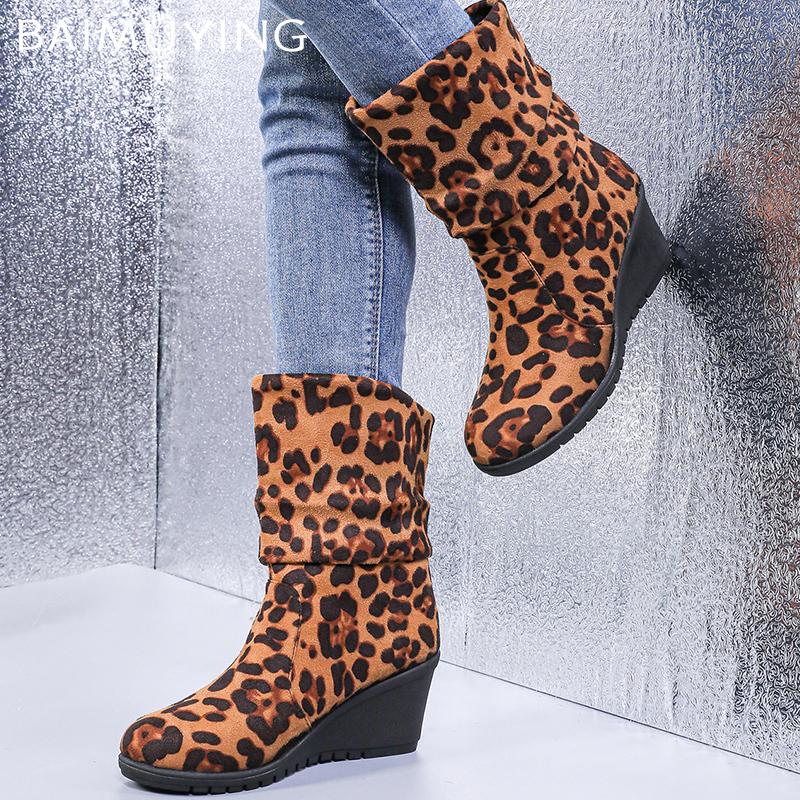 Женские зимние сапоги на танкетке с леопардовым принтом, замшевые туфли на среднем каблуке, дизайнерские ботинки челси 2024 года, тренд зимы, новинка, готические ботинки для женщин