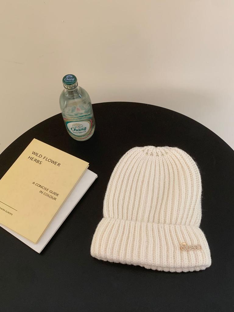 Новая осенне-зимняя алфавитная повседневная шерстяная шапка, большой обхват головы, подчеркивающая лицо, маленькая вязаная шапка, защита ушей, теплая, модная шапка-бини, тренд