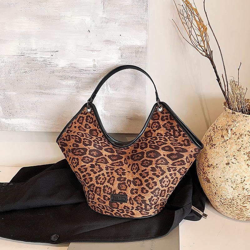 Внешняя одинарная красивая сумка-тоут большой вместимости с леопардовым принтом, женская новая ретро-сумка нишевой моды, сумка на плечо под мышкой