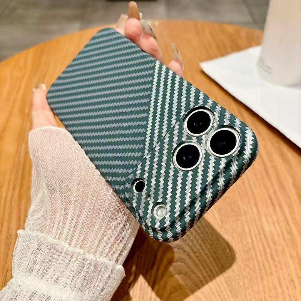 Защитный чехол для iPhone 17 Pro Max с текстурой карбона и цветовыми блоками, полное покрытие
