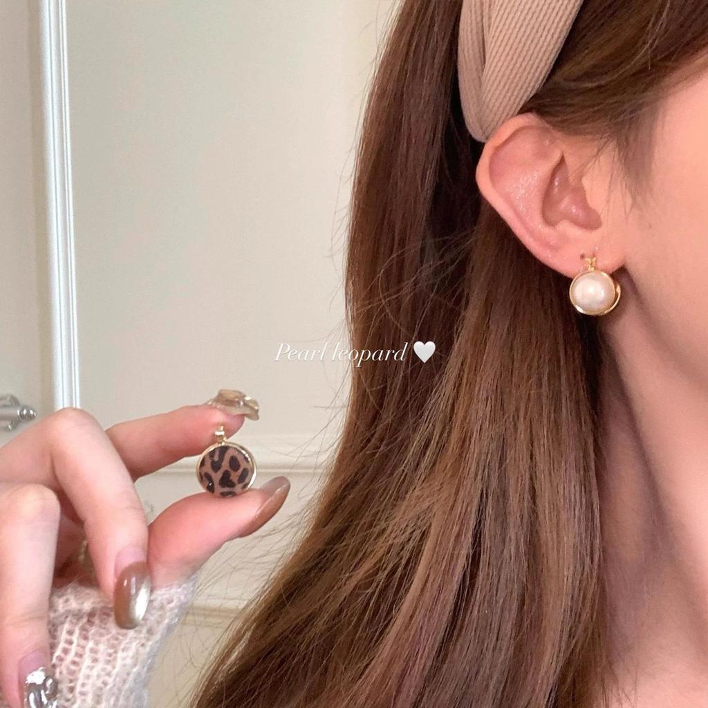 Retro leopard print pearl double-sided earrings for women's light luxury temperament high-end studs, fashionable, unique and beautiful earrings.