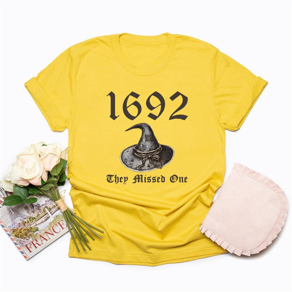 1692 Футболка They Missed One Футболка Salem Witch Футболка Spooky Season Футболки Женские футболки Хэллоуин Футболка Witchy Подарок на Хэллоуин