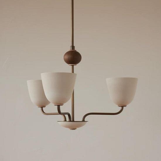 Люстра из латуни в стиле модерн середины века 1950-х годов | Подвесной потолочный светильник с 3 рожками и деревянным шаром в стиле середины века | Потолочный светильник из латуни в стиле Stilnovo