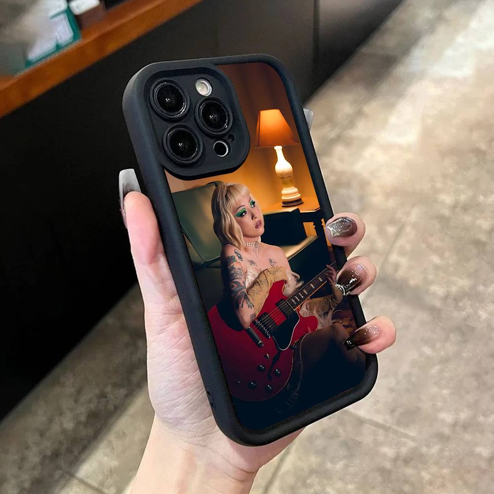 FEMME FATALE M-Mon L-Laferte Чехол для телефона Для iPhone 17,16,15,14,13,12,11,Pro,Max,Plus,X,XS,SE4,E,Mini Черный Утолщенный край Чехол