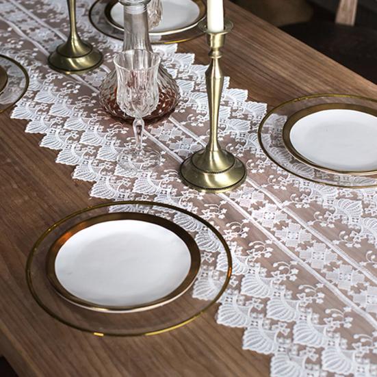 Кружевной крючком флаг для стола с белой вышивкой и цветочным узором. Сезонное украшение для обеденного стола в фермерском стиле.