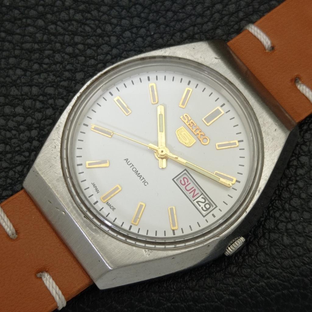 JAPAN VINTAGE SEIKO 5 AUTOMATIC MENS WHITE COLOR DIAL WATCH A701489-5 R206b-a701489
