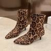 Женские ботильоны с леопардовым принтом, замшевые туфли с острым носком и высоким каблуком, зимняя мода 2025 года, элегантные туфли-лодочки «Челси», модные туфли для вечеринок Botas Mujer