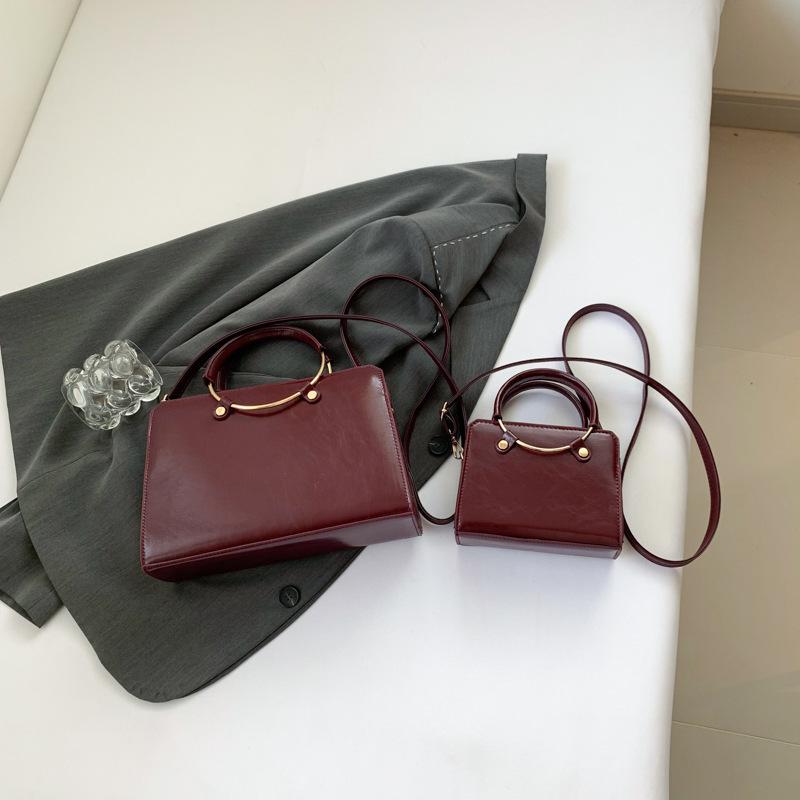 Женские сумки женские большой вместимости 2025 новые в иностранном стиле женские сумки простой тренд мода портативная плечевая маленькая квадратная сумка