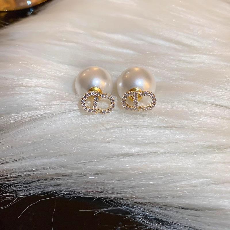 2023 High-End French Pearl Earrings: Light Luxury, Unique Design for Women