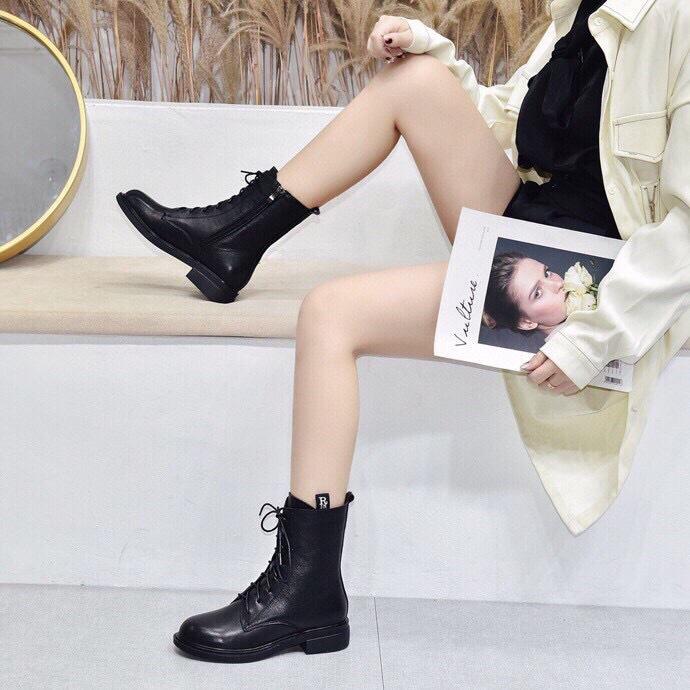 Женские ботинки 2025 осень и зима новые круглый носок низкий каблук ботинки Мартин черная первый слой коровьей кожи лента с буквами боковая молния короткие ботинки