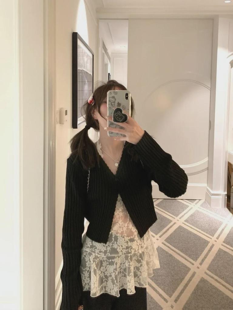 Женский топ из коллекции начала осени 2024 года с белым кружевом, бретельками через шею, внутренним слоем с V-образным вырезом и внешним кардиганом без рукавов.