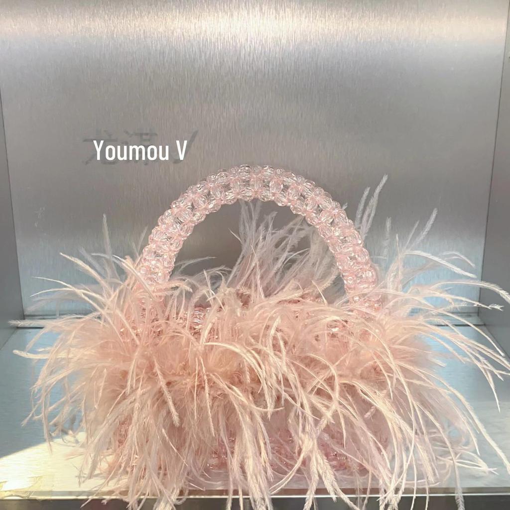 Роскошная сумочка с бисером из перьев страуса карамельного цвета