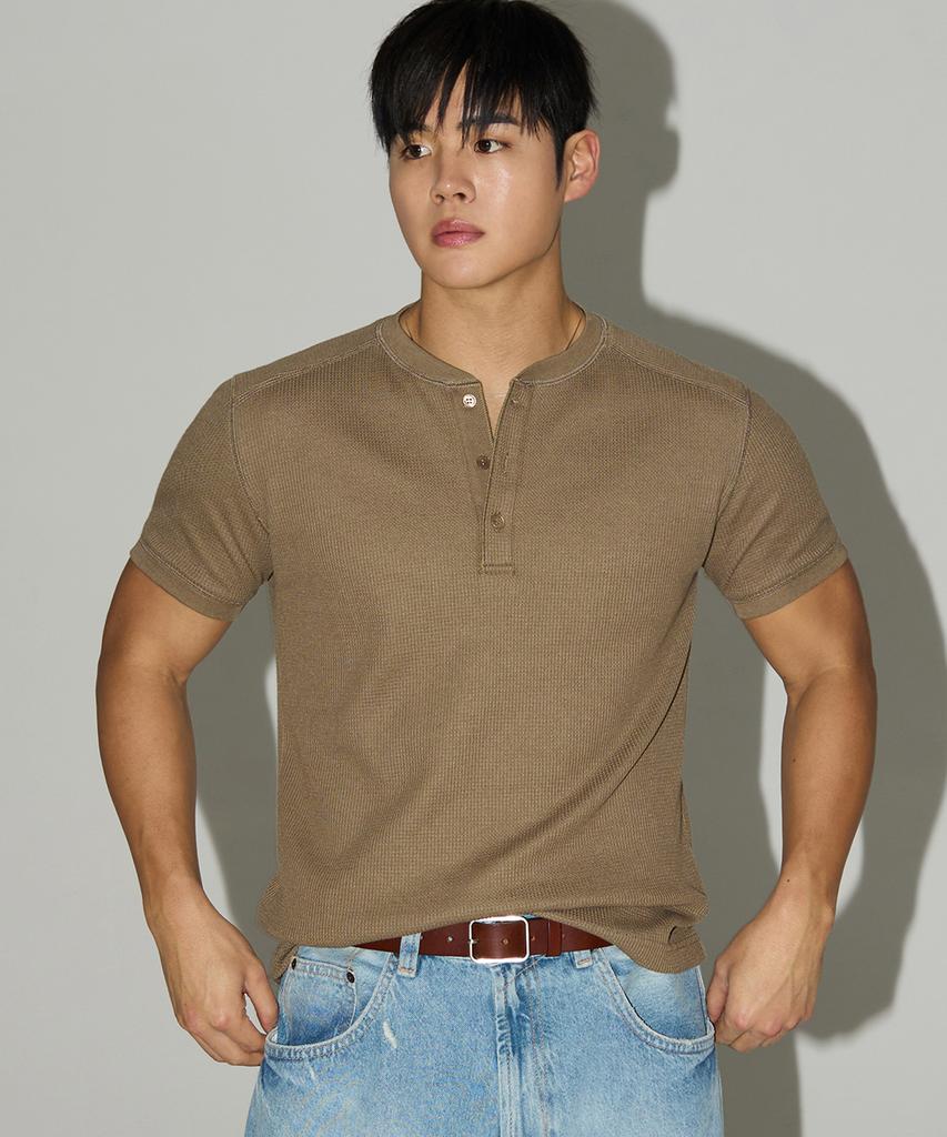 Michikoleondeonseupocheu Вафельная футболка-henley с коротким рукавом, прилегающего кроя, цвета хаки