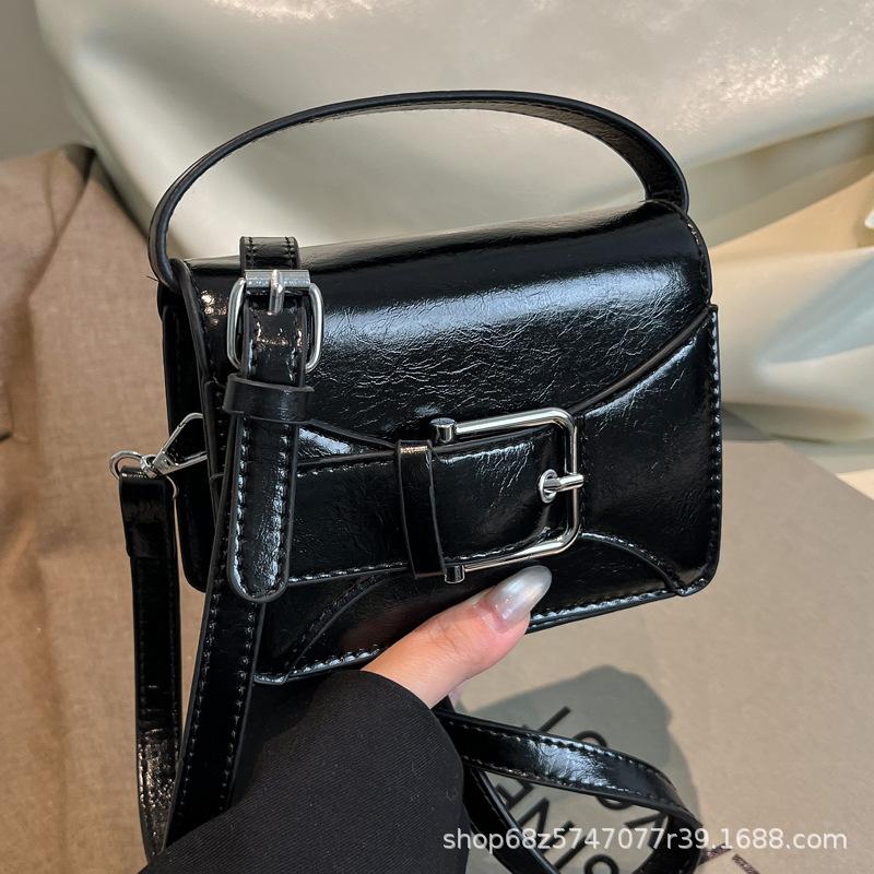 New Messenger Bag Women's Retro Simple Shoulder Bag Niche Design Leather Buckle Decorative Flip Lipstick Bag Tide