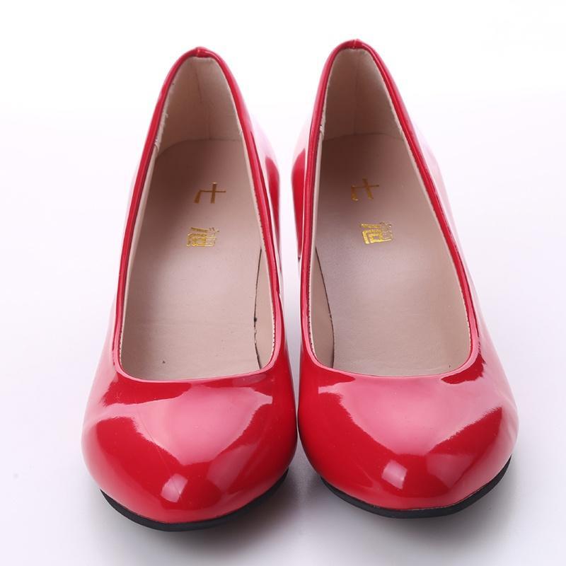 Женские элегантные туфли на высоком каблуке с круглым носом в деловой одежде