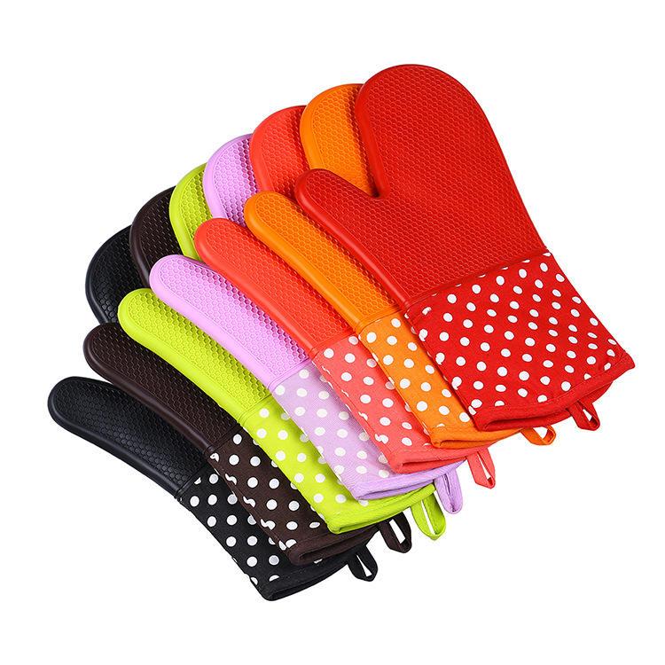 Heat-resistant kitchen gloves made of 100% organic cotton woven fabric, featuring dot-patterned silicone coating. Designed for barbecuing and baking