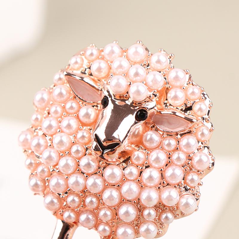 Брошь в виде мультяшного животного, инкрустированная жемчугом, милая овечка, брошь из сплава, подарок