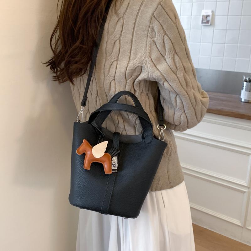 Популярные в этом году маленькие сумки для женской осени и зимы 2025, новые детские и материнские наплечные сумки-мессенджеры, ретро портативные сумки-ведра
