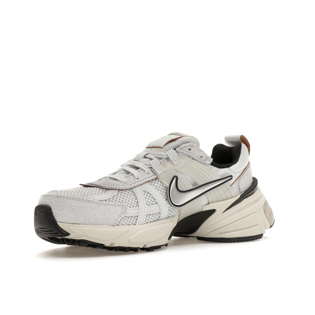 Nike Женские кроссовки V2K Run Pure Platinum Chrome Серый платиновый оттенок Light-Bone FN6703-002