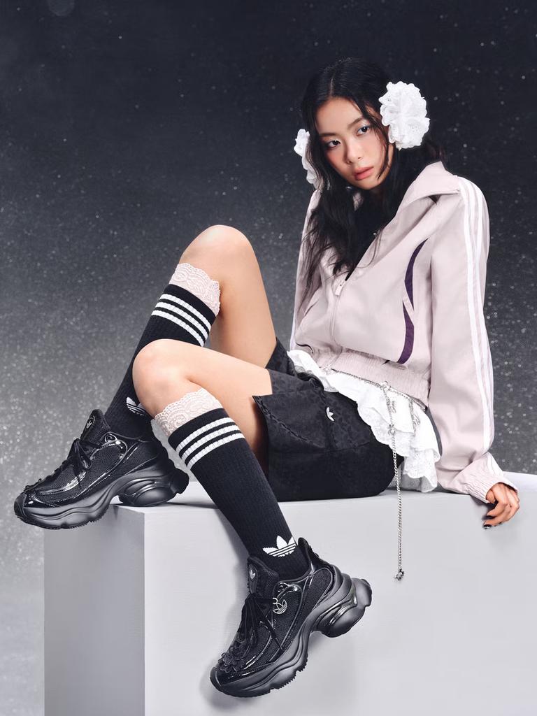 Adidas "Парящая бабочка" OZVENUZ W Винтажные спортивные туфли для женщин - Дизайн Adidas с тремя листьями HQ2677