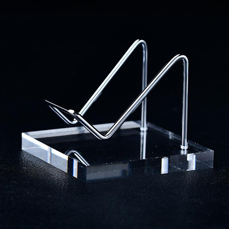 Необработанный кристалл нефрита с акриловой основой на железной художественной стойке