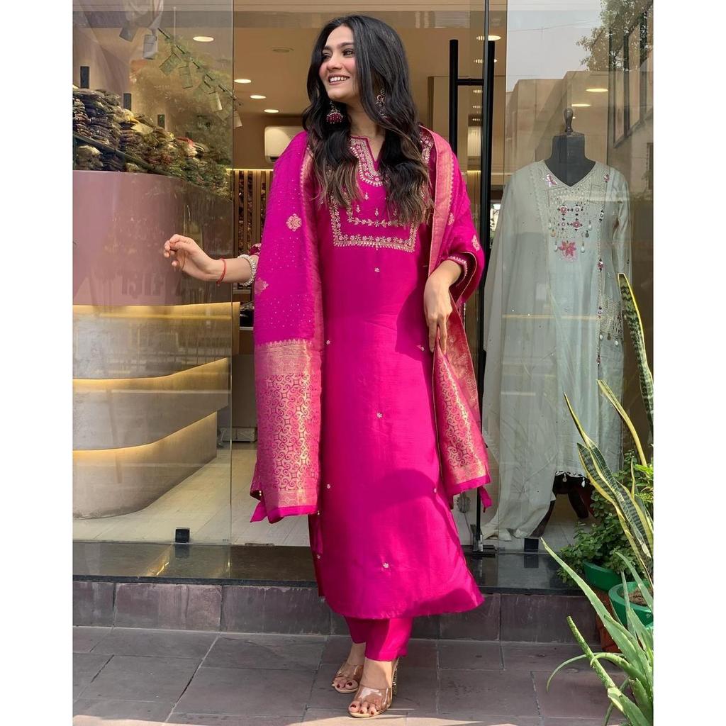 Красивый комплект тяжелого костюма с замысловатой ручной вышивкой, плетение Zari . Сочетается с подходящими брюками и пиджаком Dupatta.