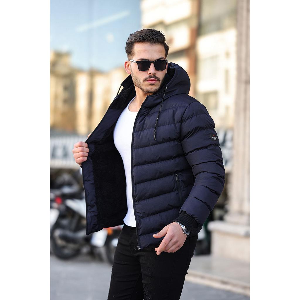 Мужской пуховик черного цвета с меховой отделкой внутри