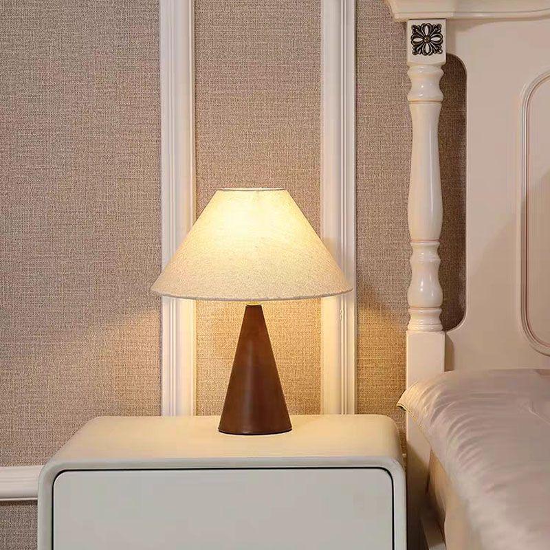 Скандинавская ретро прикроватная лампа: Теплый, простой дизайн для спальни и гостиной