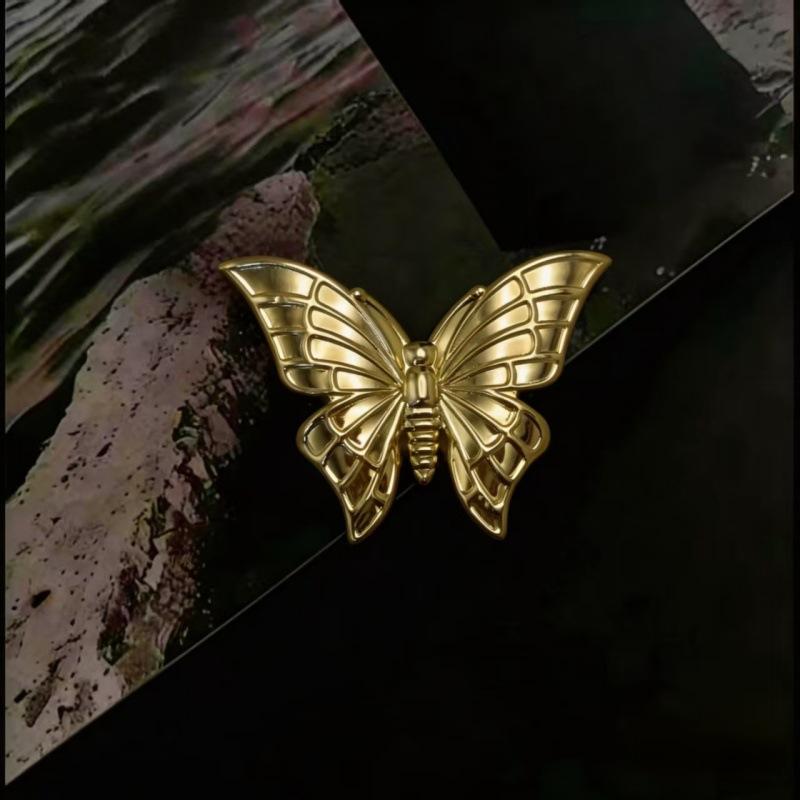 Women's Ocean Style Brooch 1Pcs Retro Metal Butterfly Embossed Pin with Lobster Detail for Dress Bag Scarf