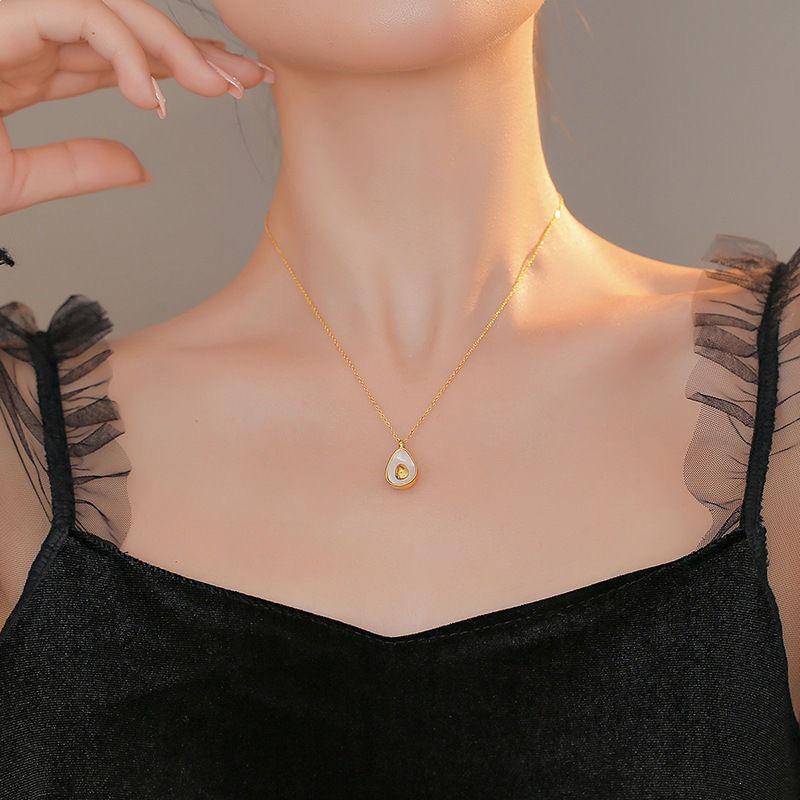 2026 Изысканное женское ожерелье-ракушка Авокадо — Титановая сталь, Стойкое к выцветанию, Легкая роскошь, Цепочка на ключицы