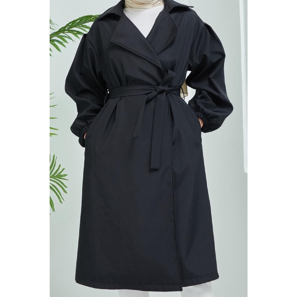 Черный плащ с объемными рукавами и поясом