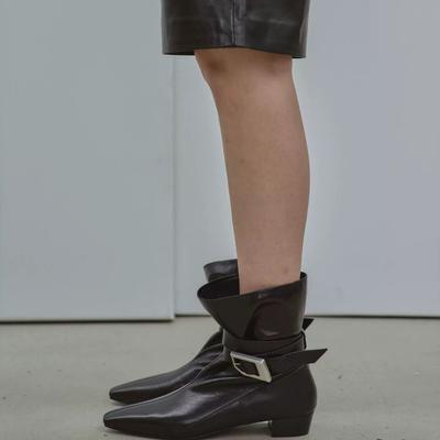 Корейская версия нишевый дизайн маленький квадратный носок средний каблук толстый каблук пряжка ремня короткие ботинки тонкие ботинки женские 2025 осень и зима ботинки Мартин