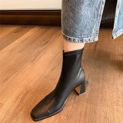 Высокий каблук 7 см с квадратным носком в стиле пэчворк. Толстые каблуки источают ауру стройности, а эластичные короткие сапоги на высоком каблуке — универсальные, удобные и тонкие ботинки.