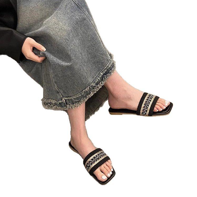 Стильные шлепанцы Xiaoxiangfeng для женщин, чтобы носить летом 2025 года, новые модели с маленькой мягкой подошвой, квадратным носком, пляжная обувь для отдыха на море