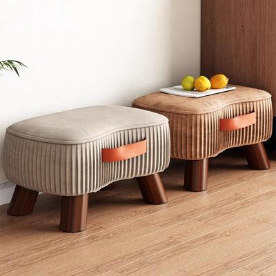 Минималистичная табуретка из массива дерева для гостиной или для использования в качестве рожка для обуви