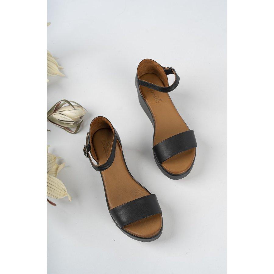 Женские босоножки на танкетке из натуральной кожи