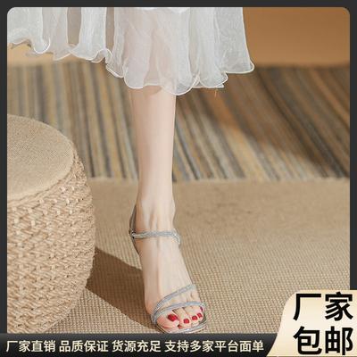 Серебристые блестящие бриллианты с двумя босоножками с открытым носком женские весенне-летние прозрачные с квадратным носком на шпильке