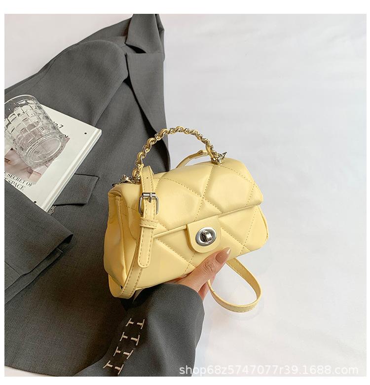 Портативная маленькая квадратная сумка 2025 новая маленькая сумка-мессенджер в модном иностранном стиле с маленьким ароматом, трендовая ромбовидная универсальная плечевая сумка для通勤