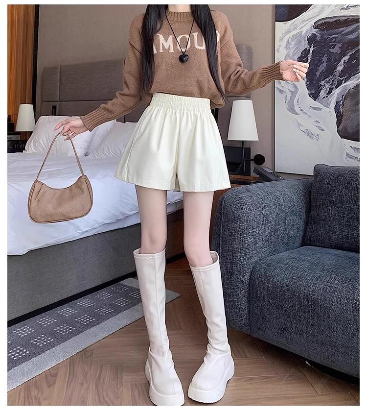 Женские коричневые кожаные шорты с высокой талией - осень/зима 2023 года, облегающий широкий силуэт, из искусственной кожи.