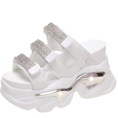 Модные женские тапочки на танкетке высотой 10 см, летние босоножки на высокой платформе 2024 года, женские нескользящие черные пляжные шлепанцы с толстой подошвой