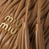 MIU MIU Стеганая сумка-ведро из кожи наппа с металлическим логотипом и завязкой Женские сумки Карамельный 5BE085-N88-F098L-V-OOO