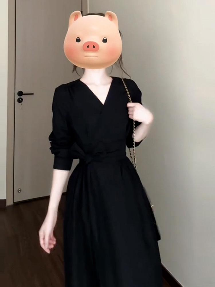2025 French Black V-Neck Waist-Slimming Long Dress - Women's Early Autumn Fashion