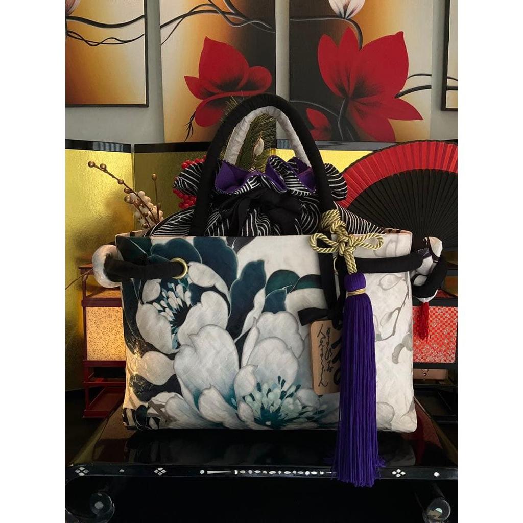 Used Ikkanbori bag, ancient document, flower pattern, Taisho kimono, cherry blossoms, peonies, chrysanthemums, pure silk kari picture feather