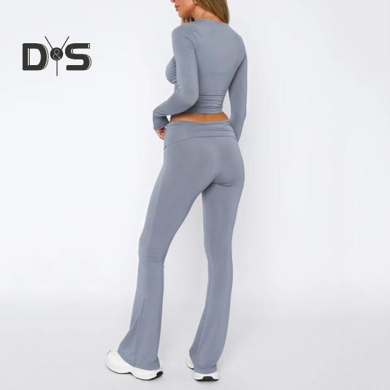 Комплект из 2 предметов: топ и брюки, круглый вырез, однотонный, с длинными рукавами, облегающая футболка, заниженная талия, расклешенные брюки, повседневный спортивный наряд