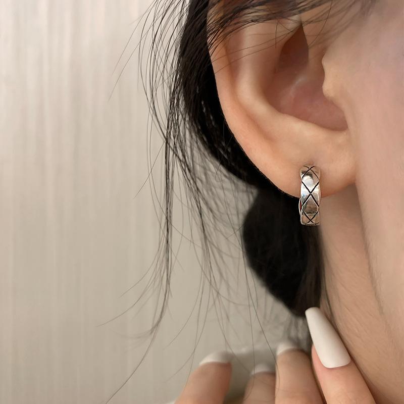 Korean Version of Simple Diamond Pattern Ear Buckles, Old Small Fragrant Style Earrings Ins Temperament Earrings, Women's Models