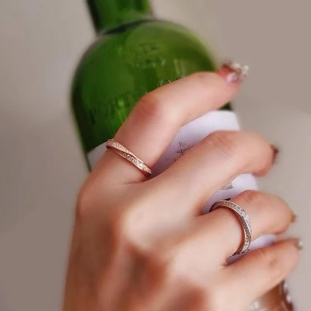 Кольцо Мёбиуса, усыпанное бриллиантами, переплетённое кольцо для пары в виде цветка, простое кольцо с темпераментом